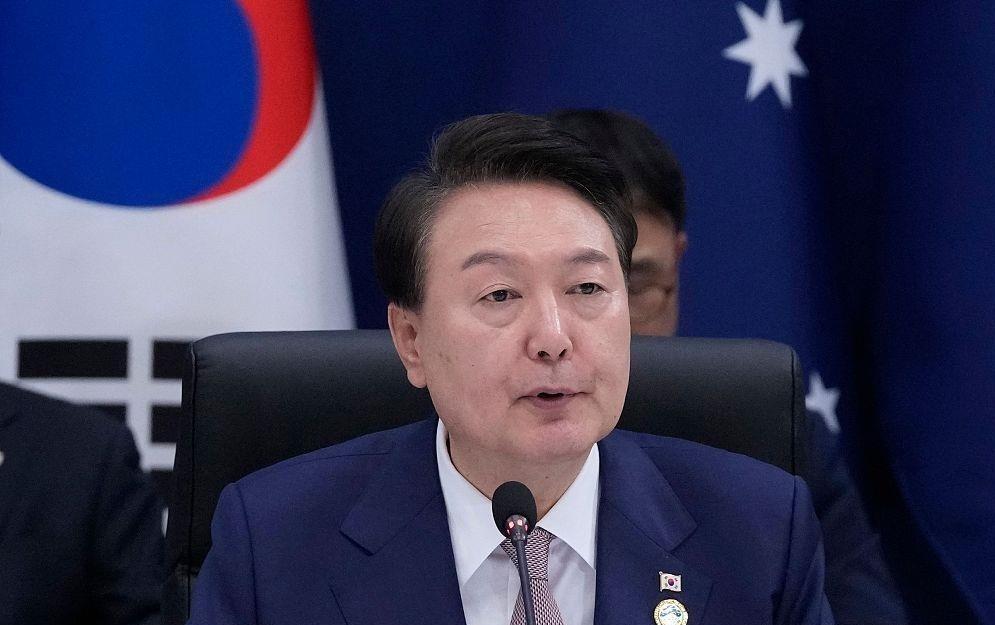 尹锡悦一审无罪，韩国政坛再起波澜？这事的起因很简单：2023年有一名海军陆