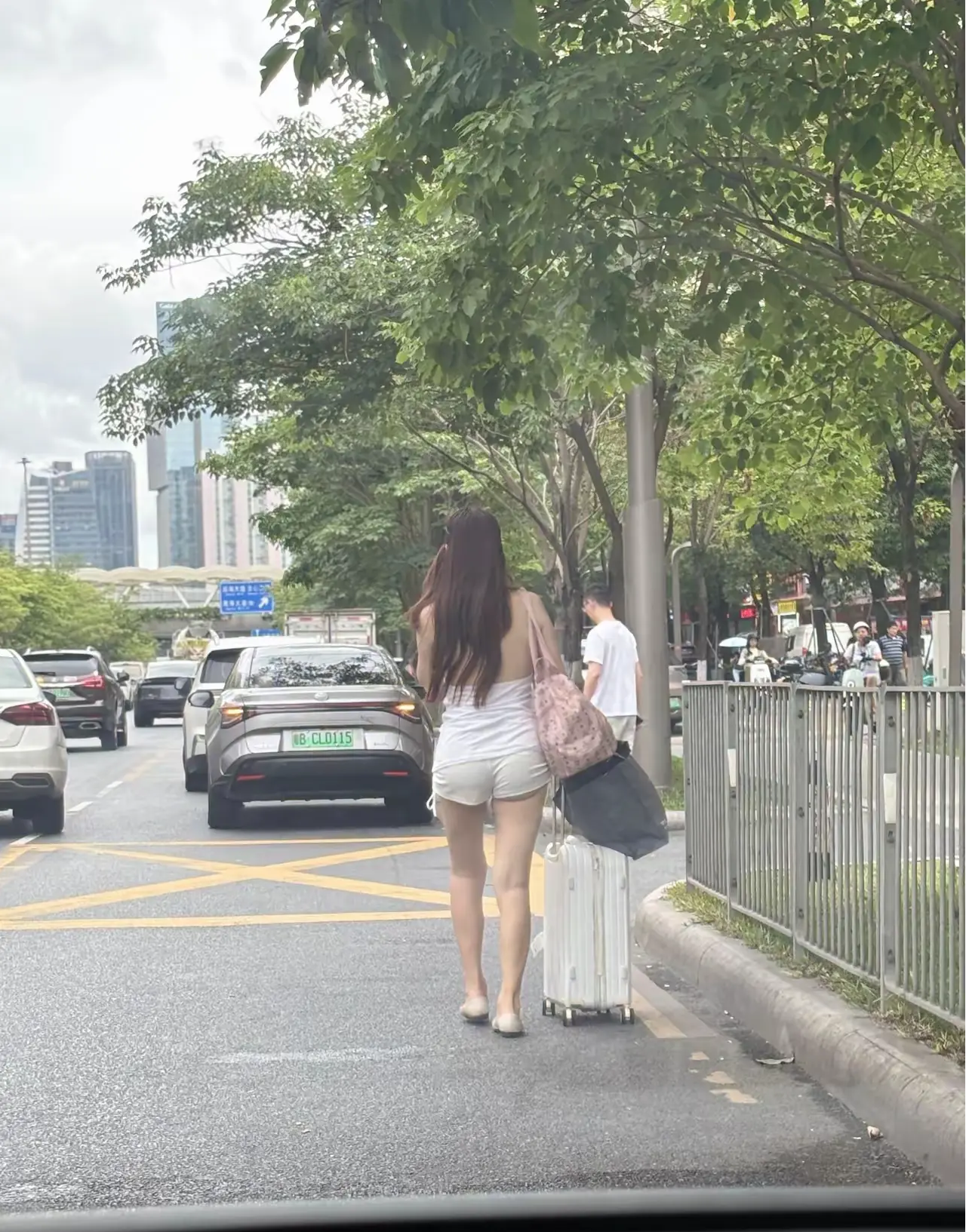 看见这种装束走在马路上，就觉得怪怪的，真膈应了那句话：只要自己不尴尬，尴尬的就是