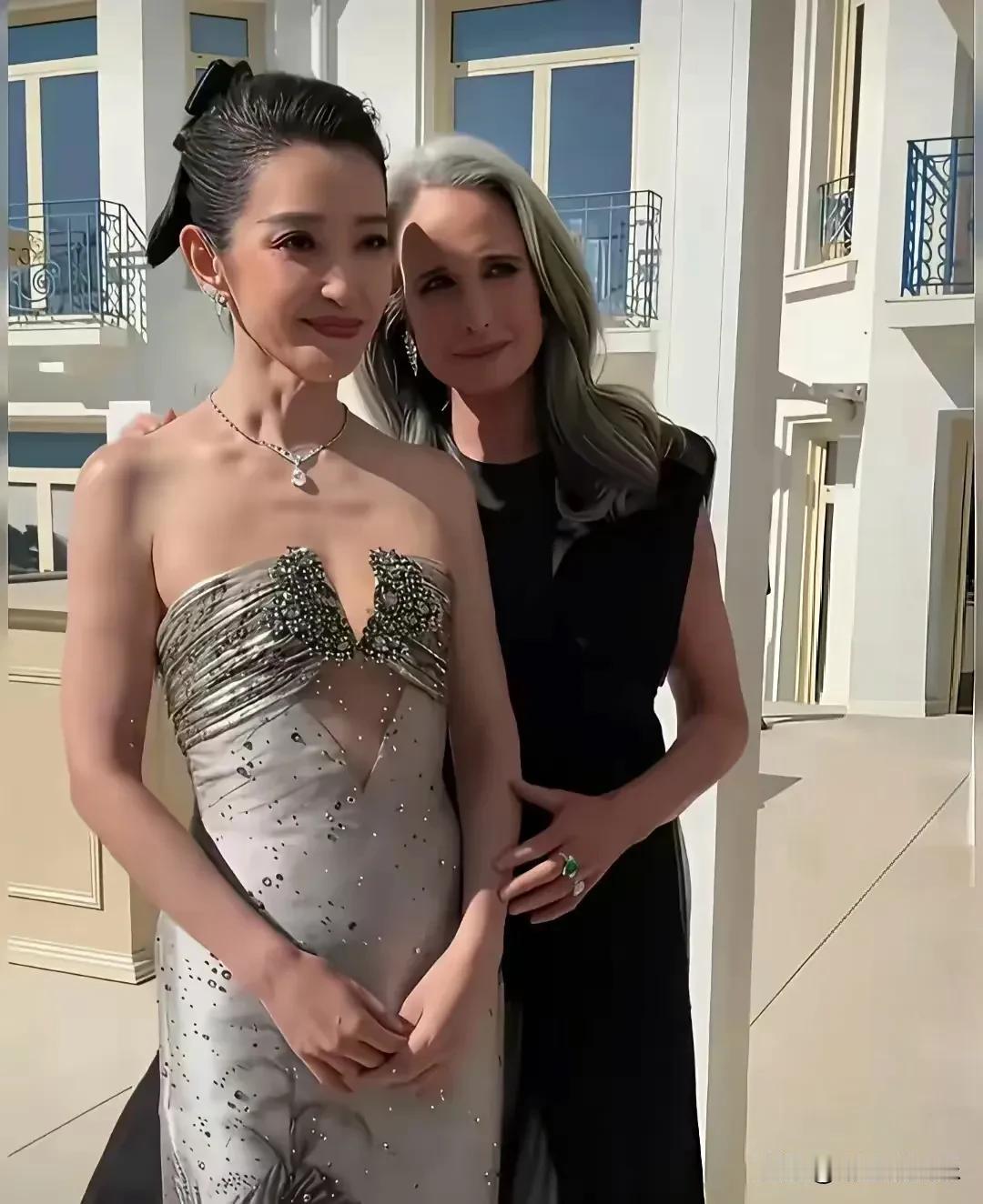 事实证明，女人到了一定年纪真不能太瘦。不信你看看不服老的李冰冰，穿上露肩紧身
