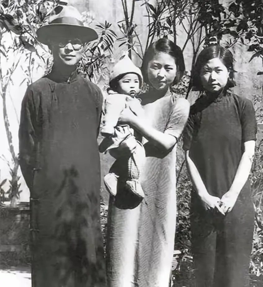 1929年，沈从文爱上自己的女学生张兆和，在给她的情书上写到：“我爱你的灵魂，更