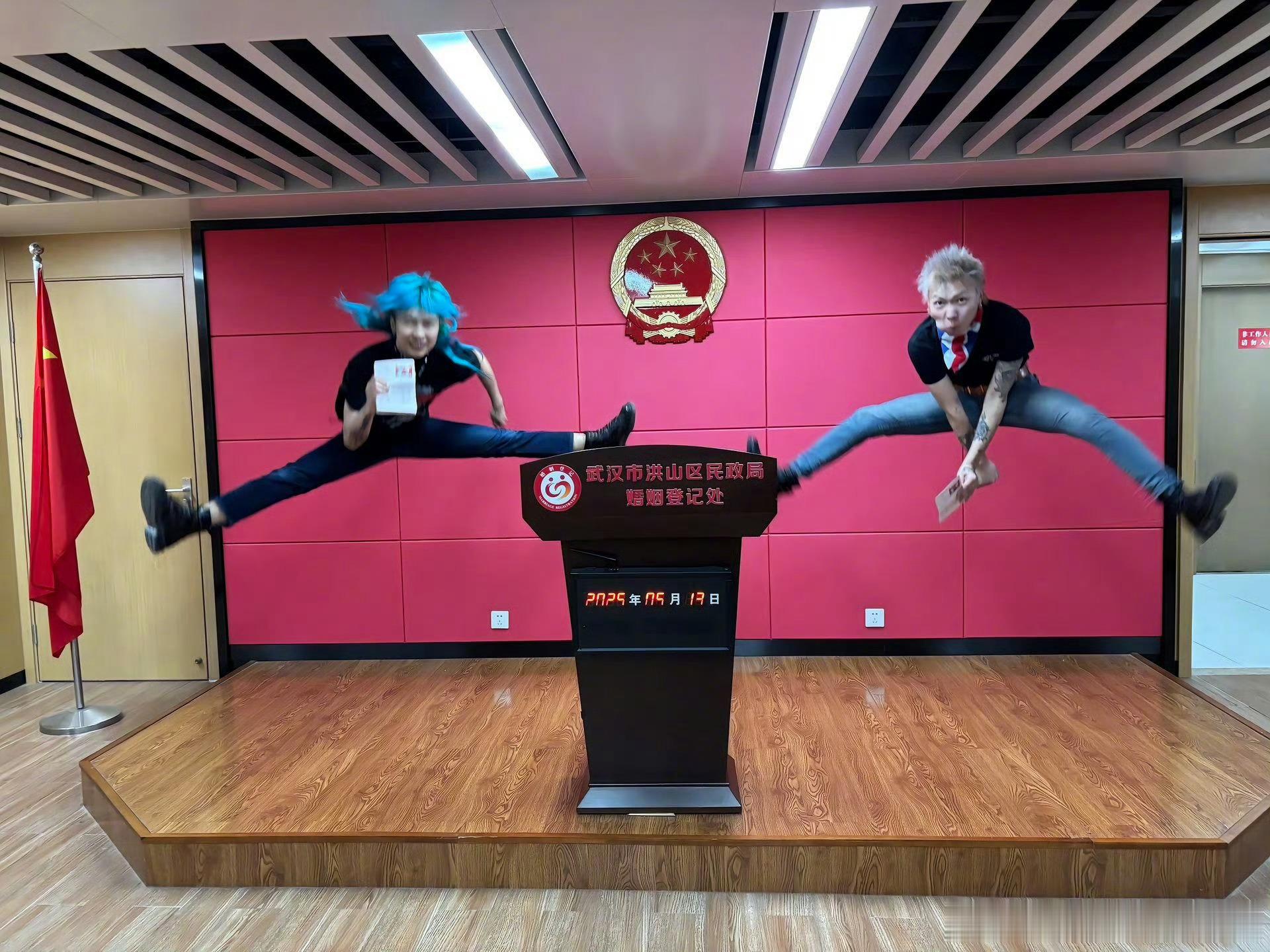 乐了，前几天全网疯传朋克情侣结婚照，现在他们的婚礼录像也被挂出来了，新娘在视频中