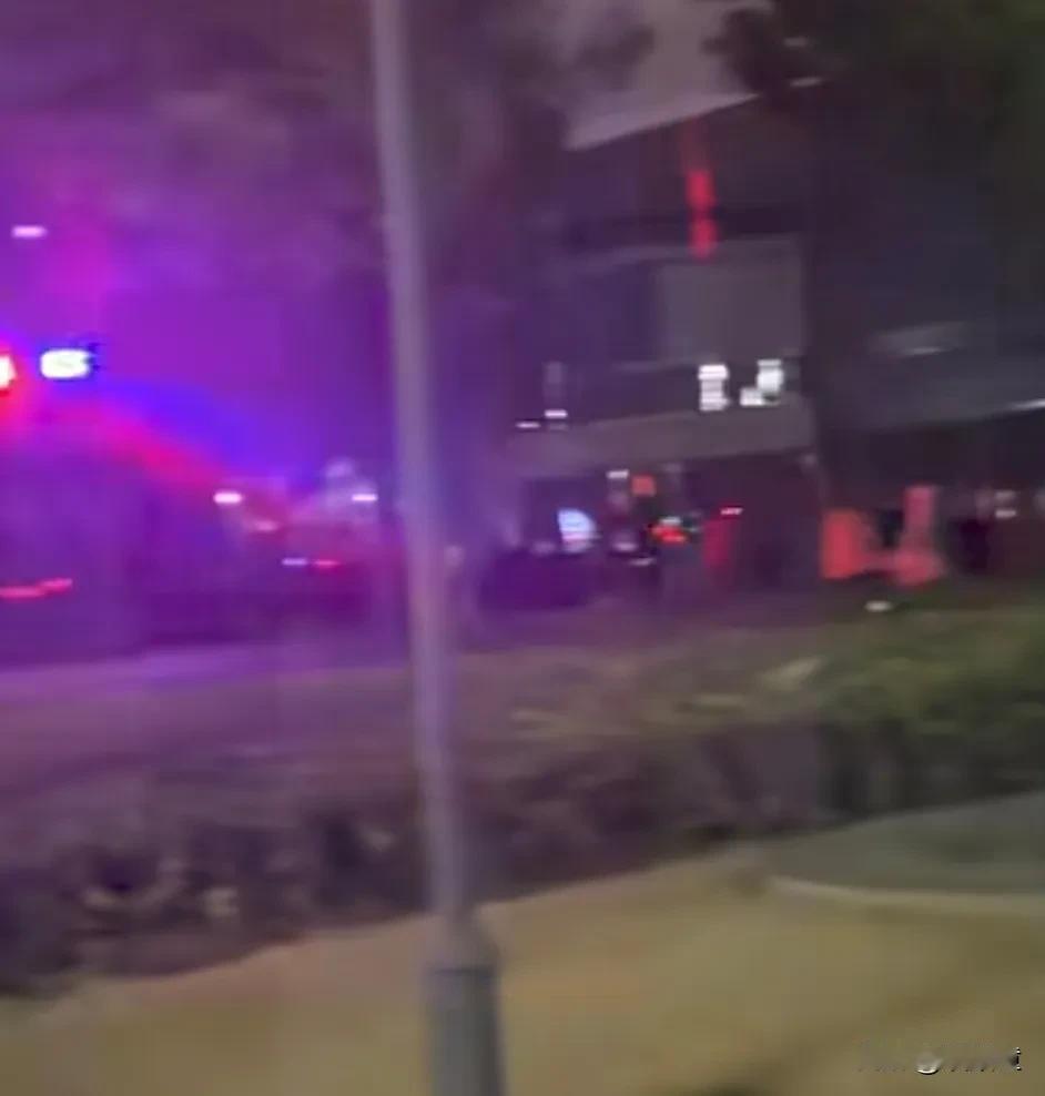 初五逛胖东来顾客需要的不止是钱，还有勇气！五点多已经有人在门口排队，而且人不少