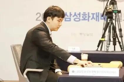 棋盘炸了。申真谞落子，柯洁计时器归零。LG杯冠军旁落韩国，两年了，头一回。