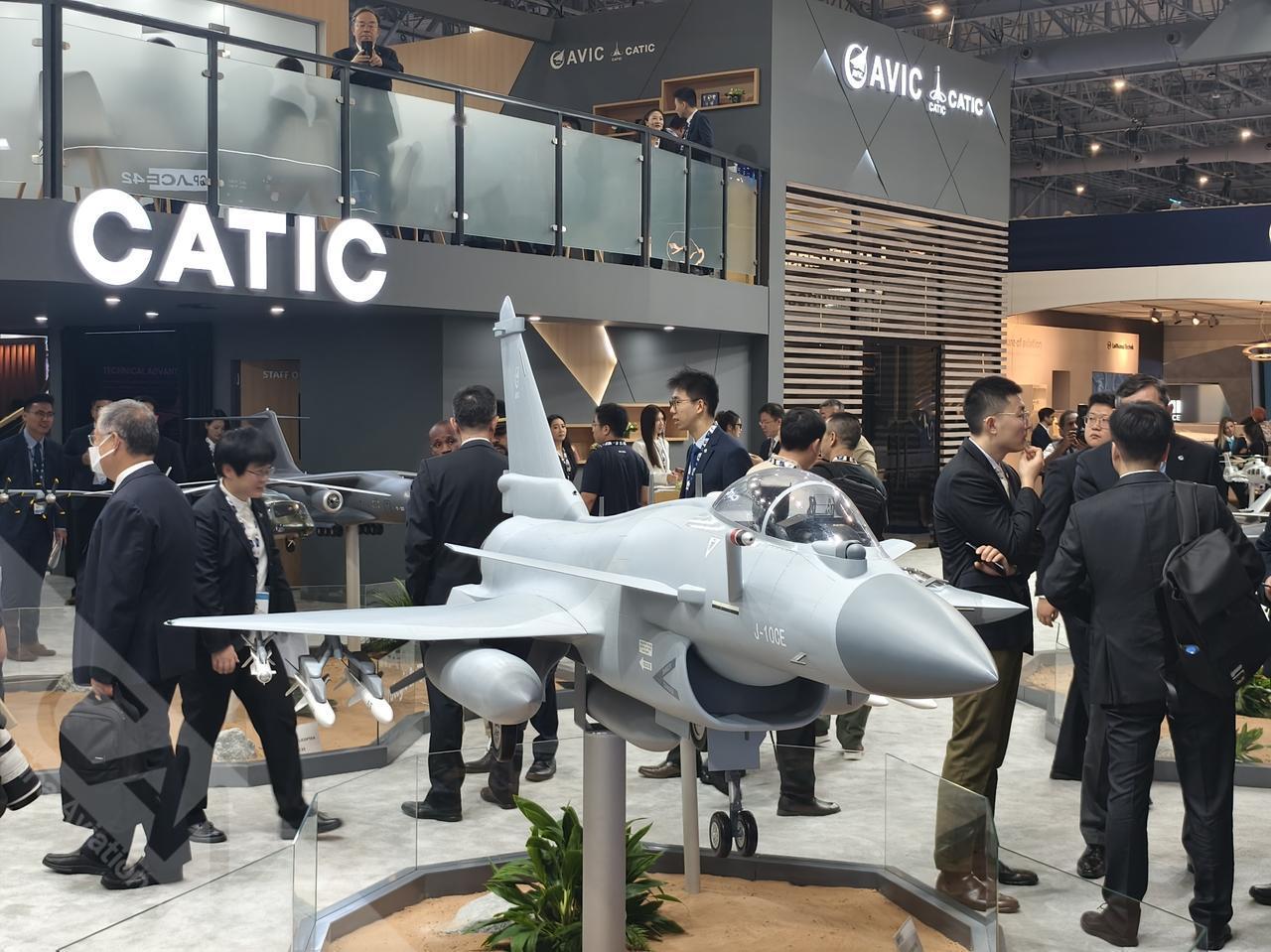 迪拜航展开幕首日，中国航空工业集团展台引发关注。（摄影：吴紫磨）