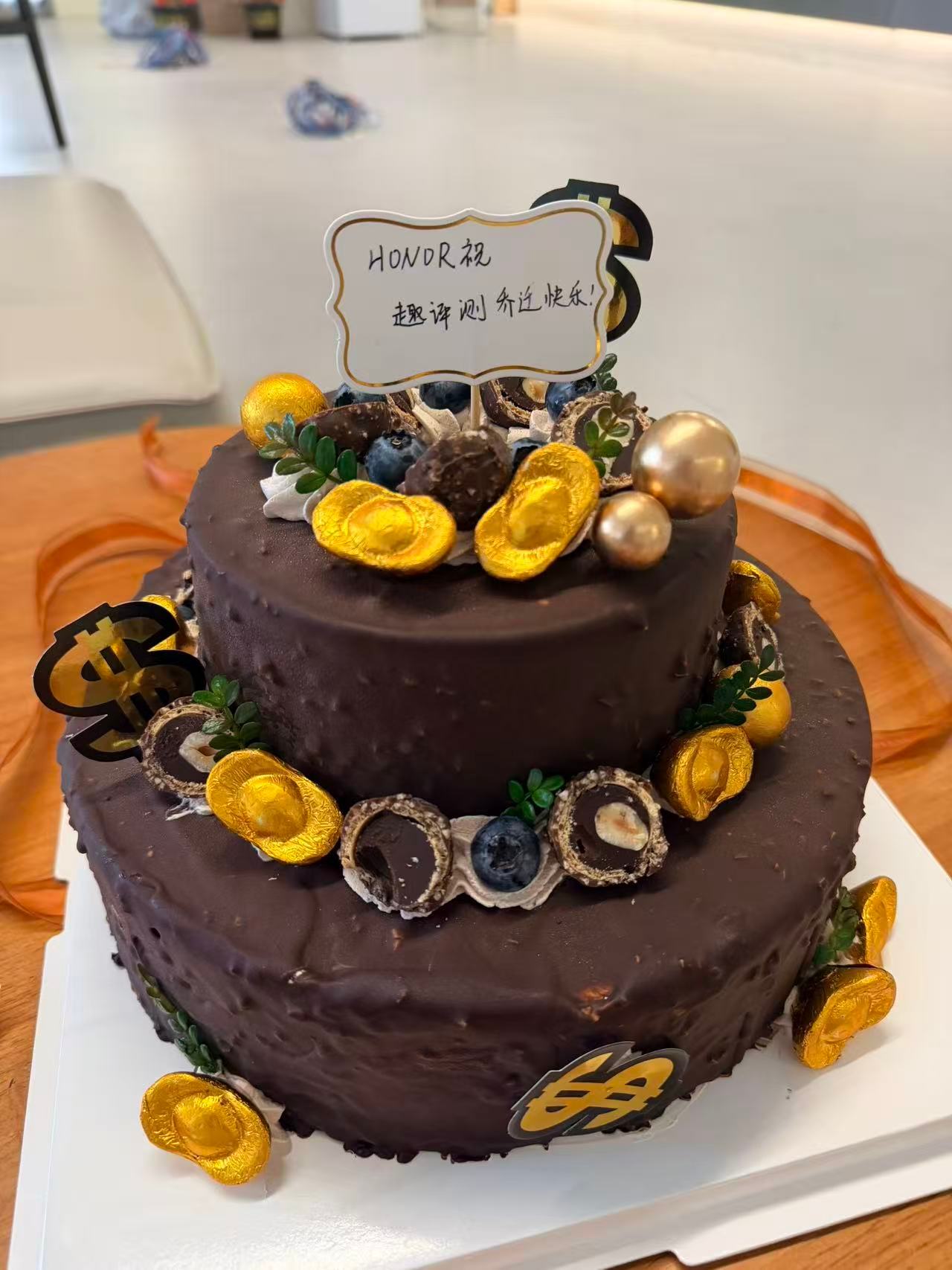 趣评测公司乔迁开业，感谢手机厂家送的开业礼物1，OPPO送的发财树2，荣耀送的