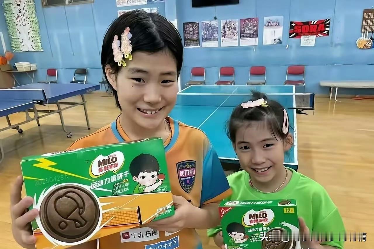 松岛辉空妹妹竟是孙颖莎粉丝，获偶像代言饼干开心晒照松岛辉空的两位妹妹意外成