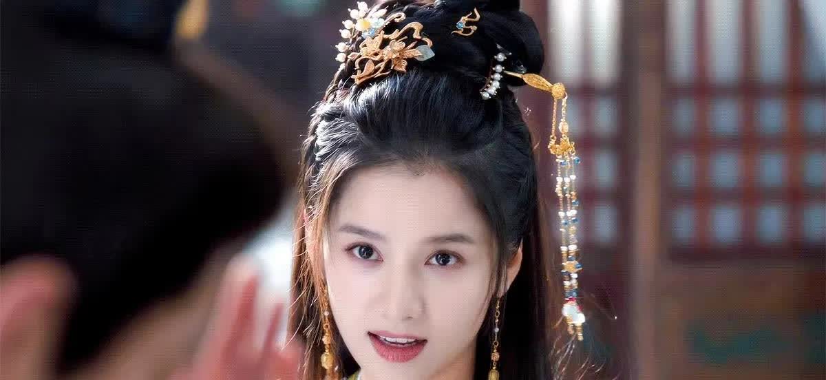 怪不得郑晓龙要找张婧仪来演香老板，不是因为她长得漂亮，也不是因为她的姑姑是周迅，