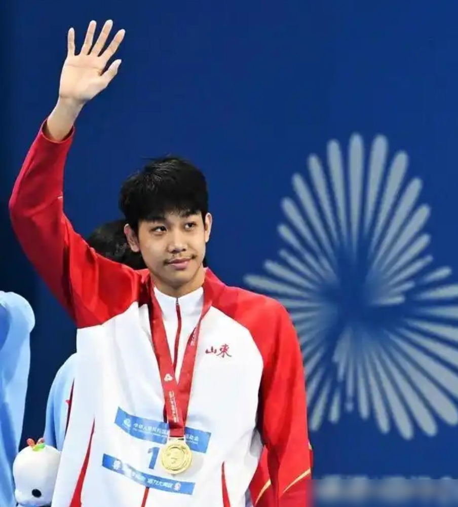 潘展乐下水46秒40，把欧美人保持128年的100米自由泳天花板直接干碎。2004年的孩子，脖子上挂
