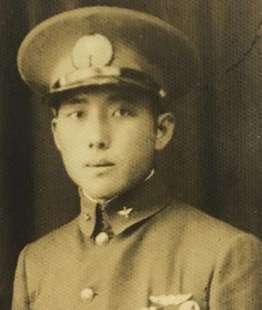 1937年，中国一架战机被日军击落，飞行员跳伞求生，谁知，竟落到了日军阵地，一群