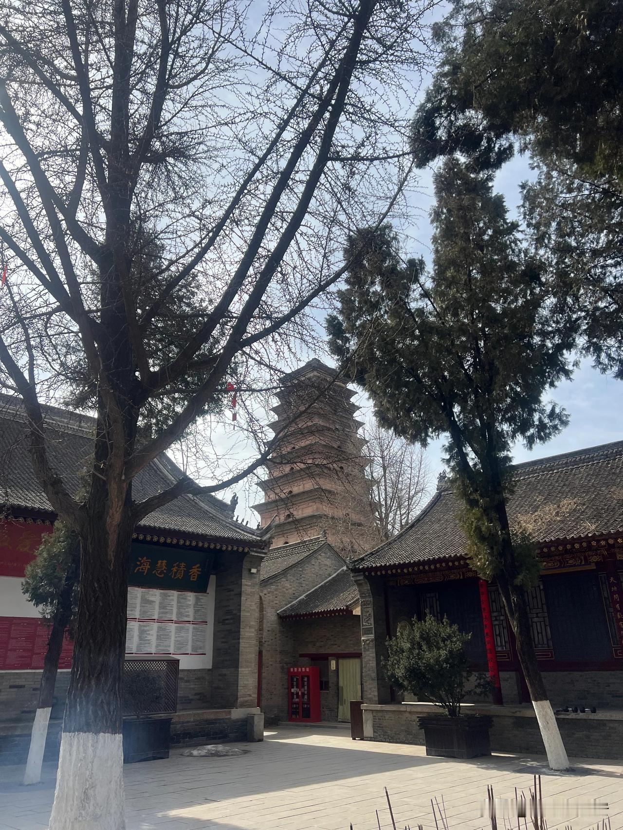 子午大道旁的香积寺善导塔远观与小雁塔有点相似，塔尖都缺了一部分，香积