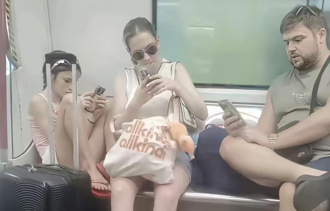 地铁上随意抬腿、不拘小节，这到底是松弛感，还是公共场合失礼？香港地铁这一幕