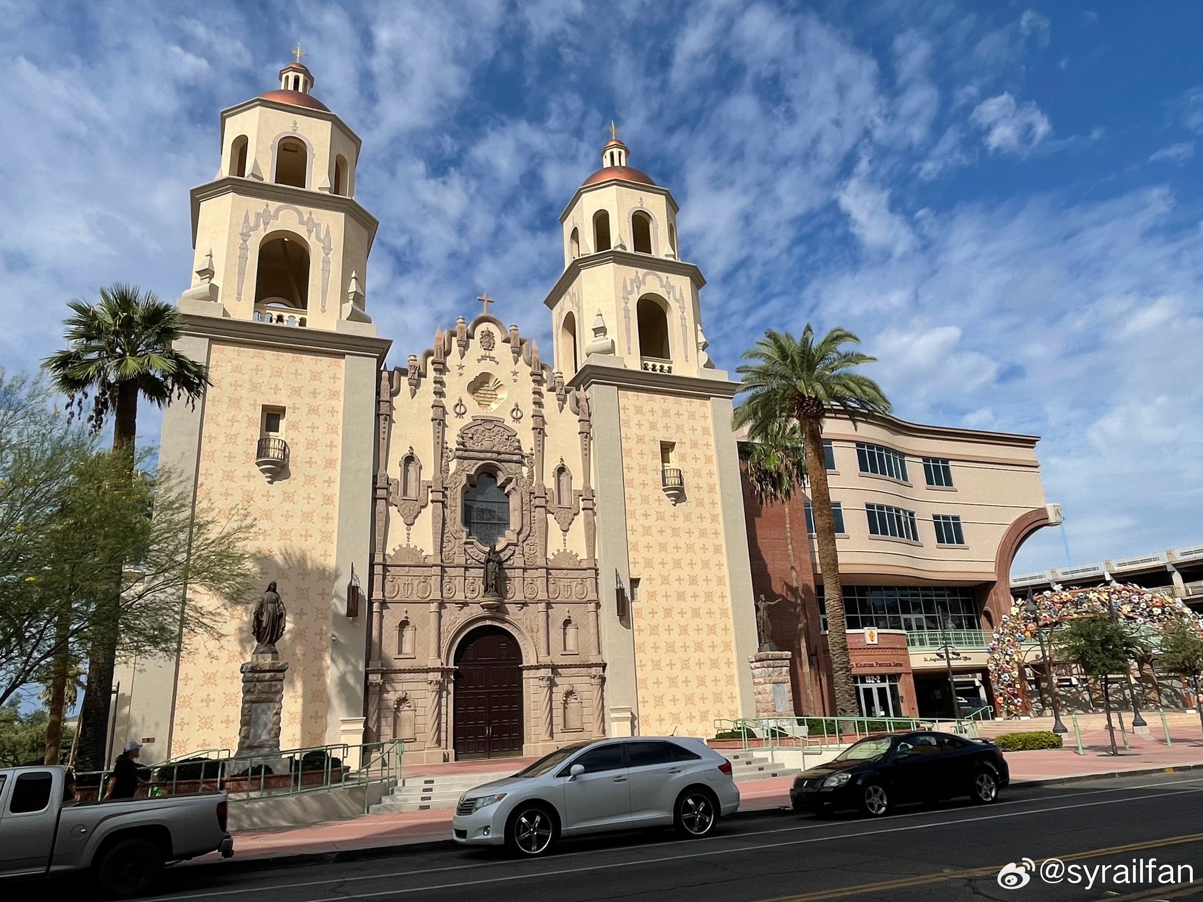 Tucson（图森）位于美国亚利桑那州南部，是亚利桑那州第二大城市。它最有特色的是沙漠、巨柱仙人掌和