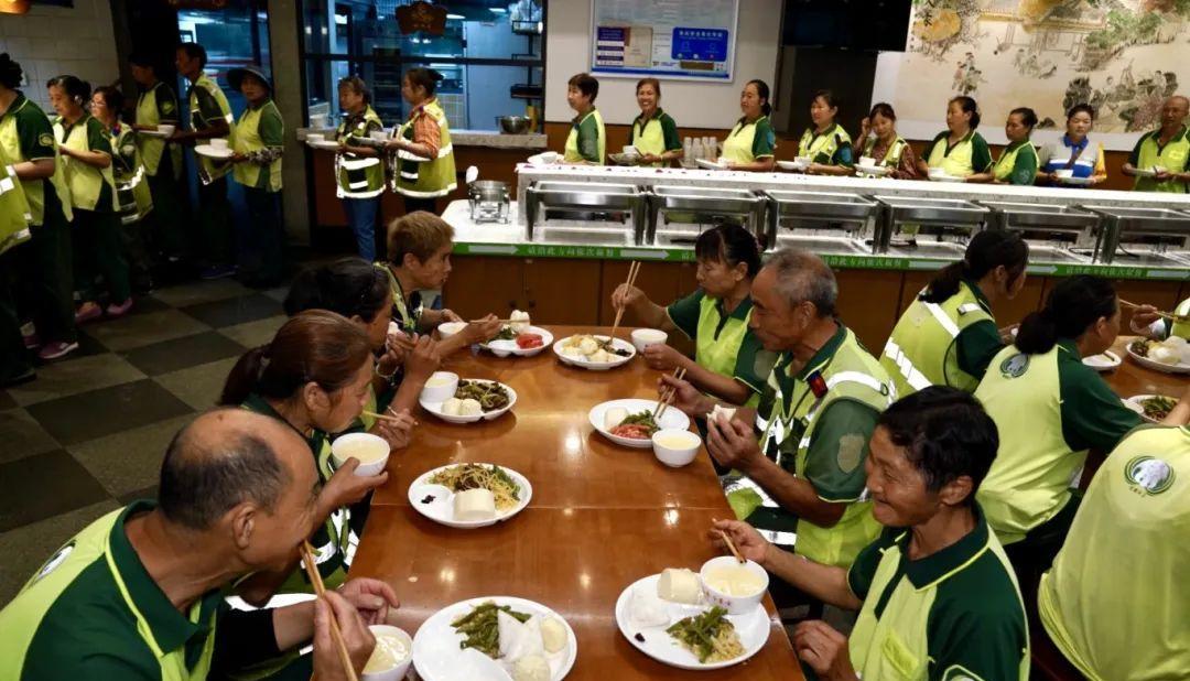 “活该他发财！”2025年8月，四川成都，一素食餐厅老板免费为环卫工提供早餐8年