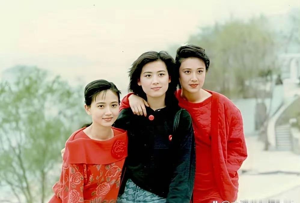 电影《红楼梦》里那三位女神，戏外居然同框啦！陶慧敏、夏菁、傅艺伟这三位凑一块儿太