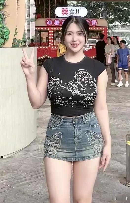 表姐，体格是大了点！但是曲线玲珑，浑然天成，温香艳玉，性感撩人。网上好多人讨