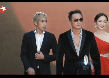 全员簇拥刘亦菲，江一燕跟在后面没人理会确实太惨了，看着她各种见缝插针的找镜头也是