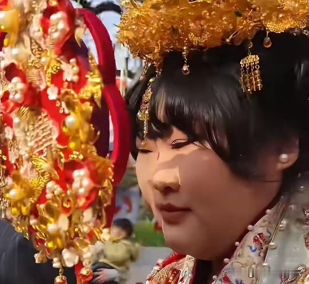 这是大衣哥女儿大婚现场，和新郎零互动看起来像陌生人不熟的感觉，新郎也是菏泽本地人