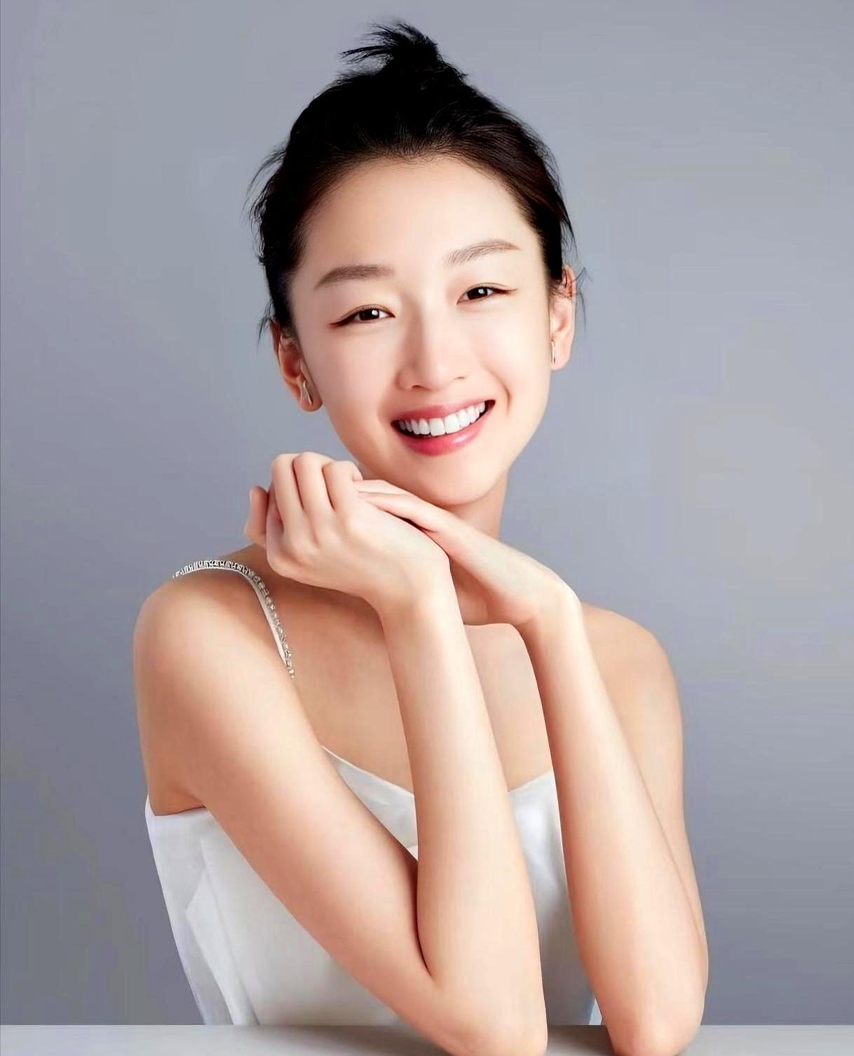 看到周冬雨最近的处境，先是沉默再是无奈。18岁被张艺谋相中，《山楂树之恋》出道