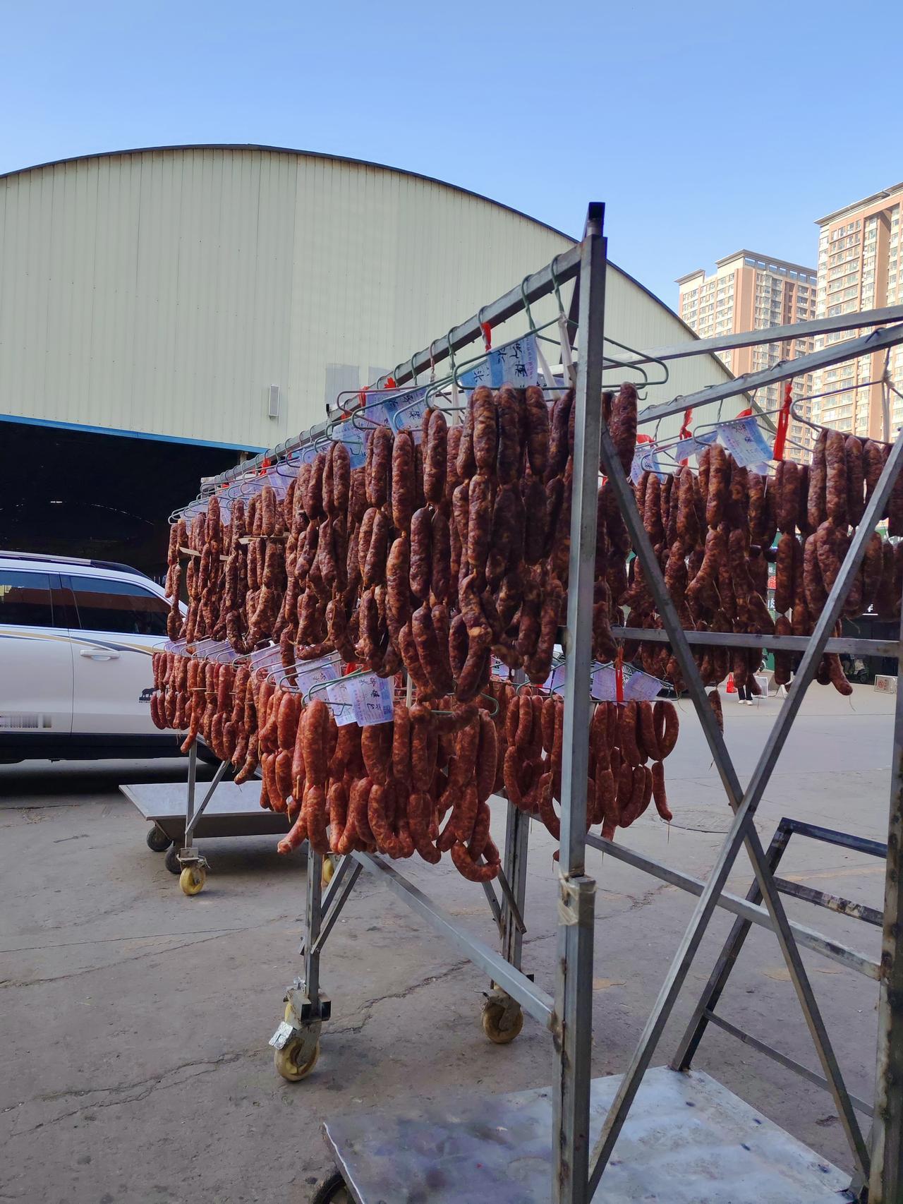 这里零售并不便宜11月27日，陕西西安。午饭这会儿，我来到了位于北郊的西北农副