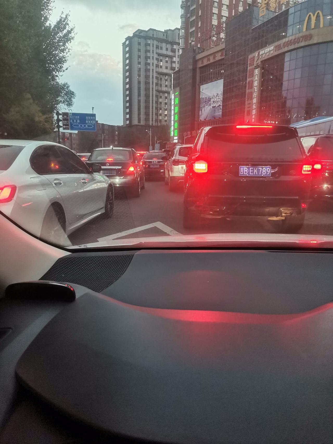 我真是服了！吉林市临江门转盘，每晚高峰时段必定堵车，实在太闹心了！今晚回家，