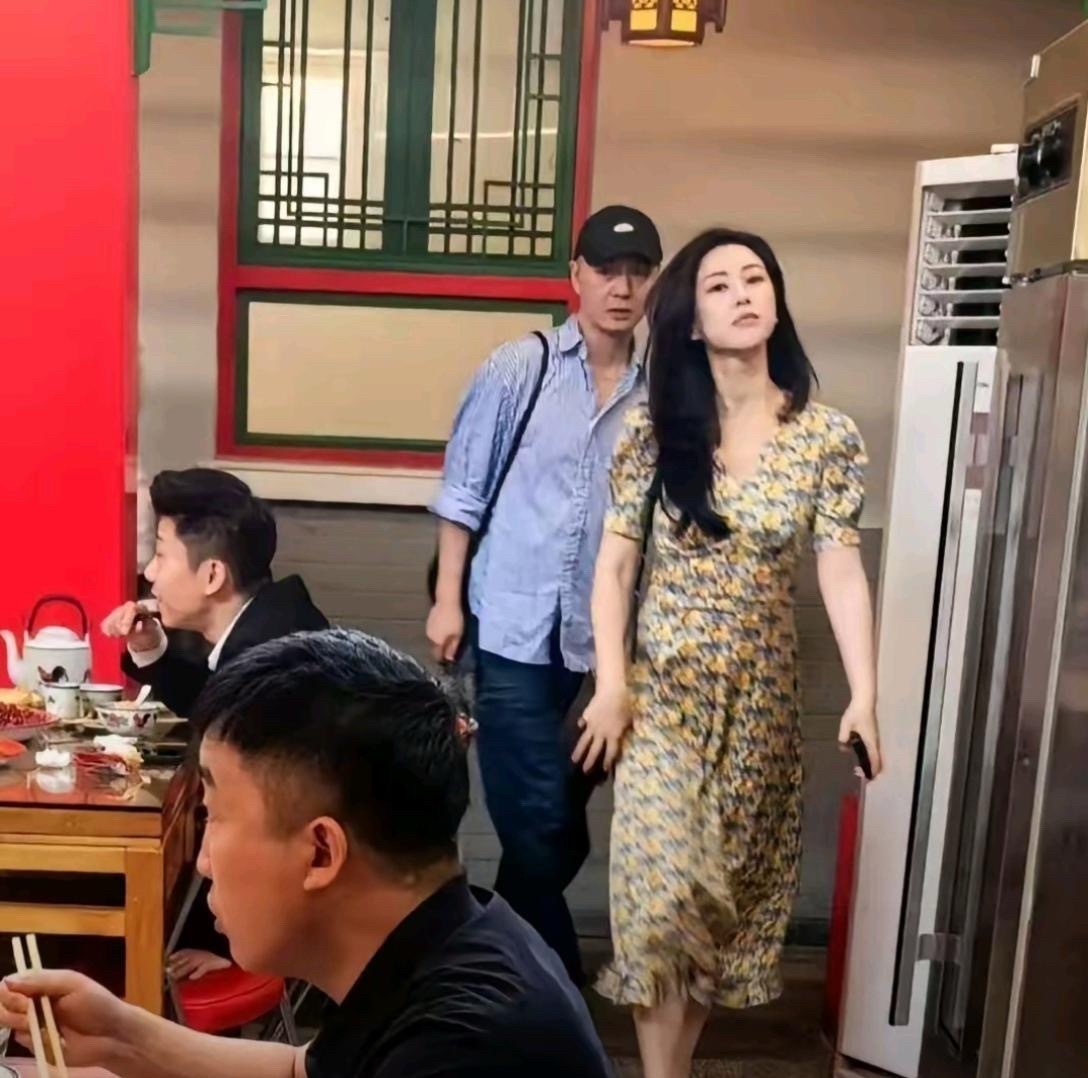 餐馆偶遇朱珠，她看着好普通啊。