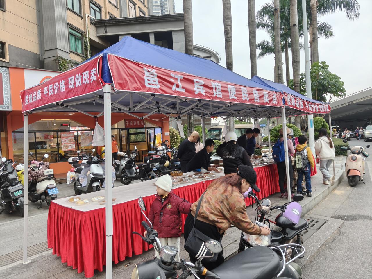 邕江宾馆都出来摆摊了，这🉑是南宁第一家五星级酒店，三年口罩他们没出来摆摊，没想