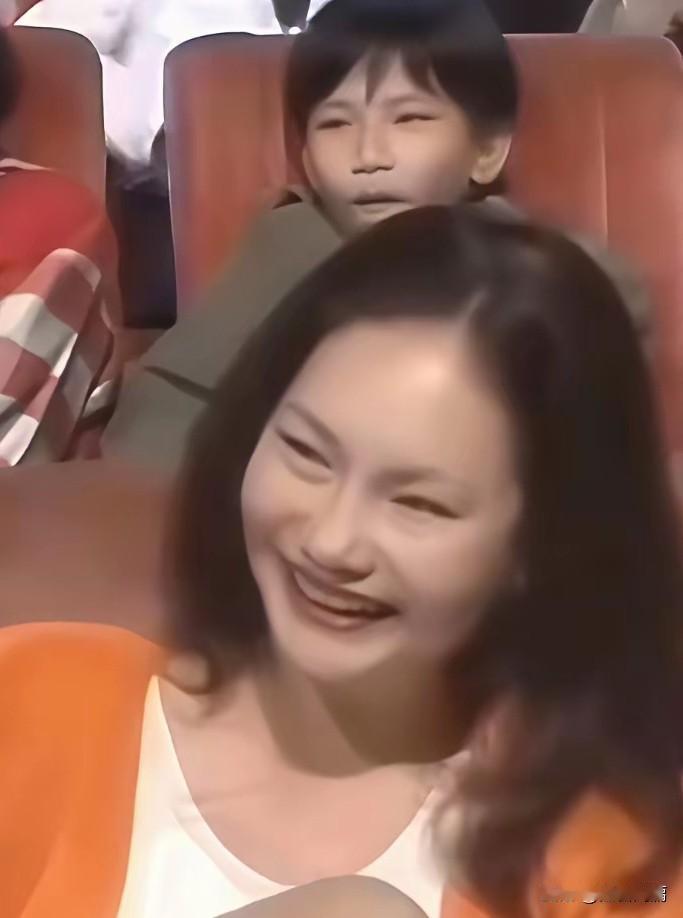 不得不说，大s的妈妈长得是挺漂亮的。这张照片拍摄于1996年，当年她43岁
