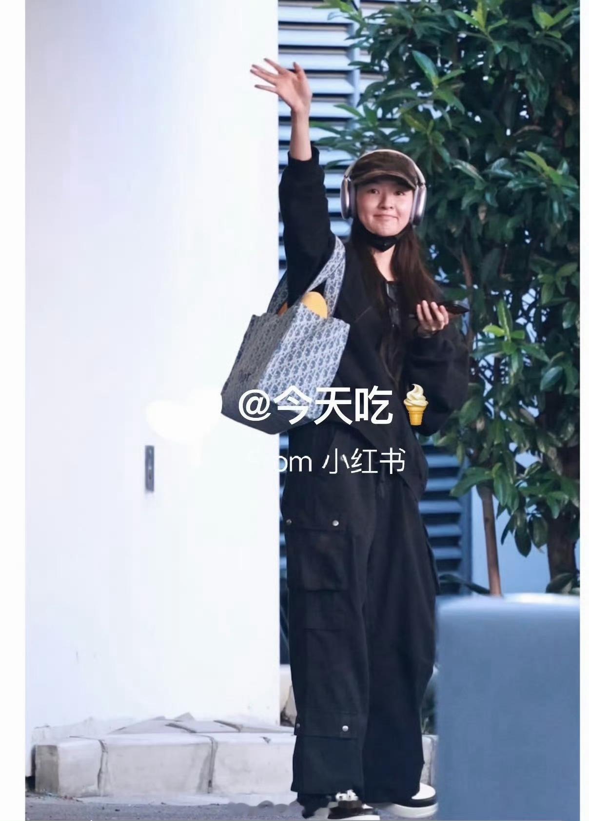 王玉雯素颜路透，这素颜都认不出来了，有点普[笑着哭]​​​状态蛮让我震惊的。好一