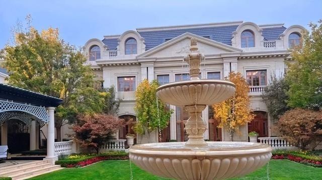 当年，72岁的何鸿燊花费上千万换肾让三姨太陈婉珍成功怀孕，生下了小女儿何超莲，刚