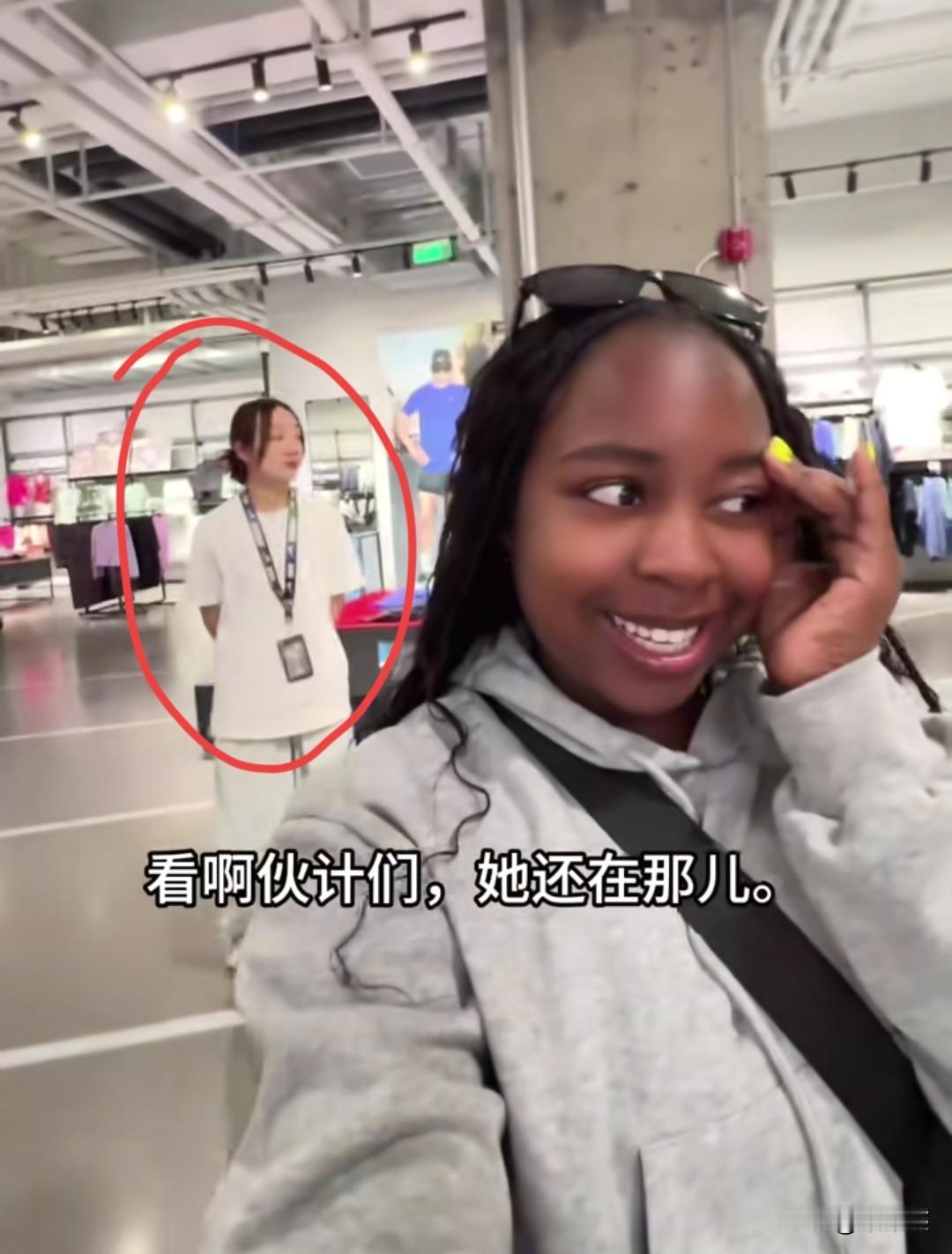 在上海逛服装店，发声的美国黑人女游客，如今彻底反转。很多人反感她，是她的控诉，实
