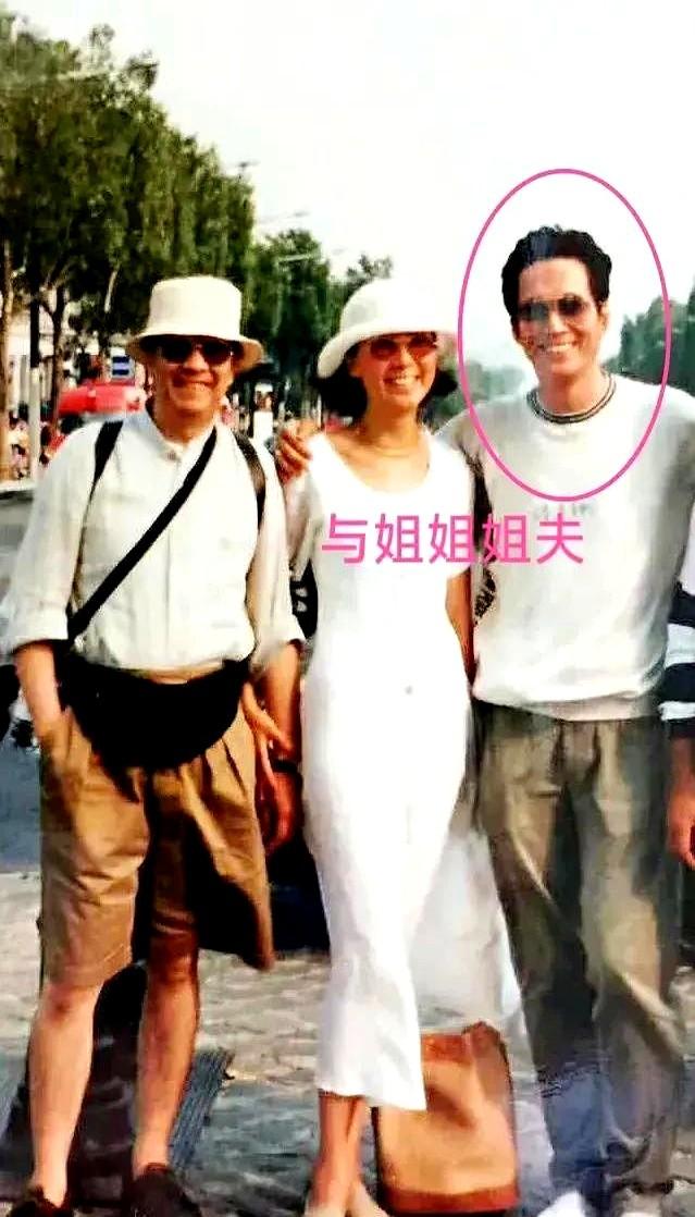 事实证明，单亲家庭中长大的方刚不喜欢婚姻，但是他的姐姐还是结婚的。方刚的家境