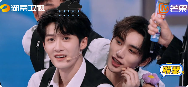 谁懂啊！两队抢位置，丁程鑫突然出手端走檀健次，大哥一脸茫然的样子，太可爱了～