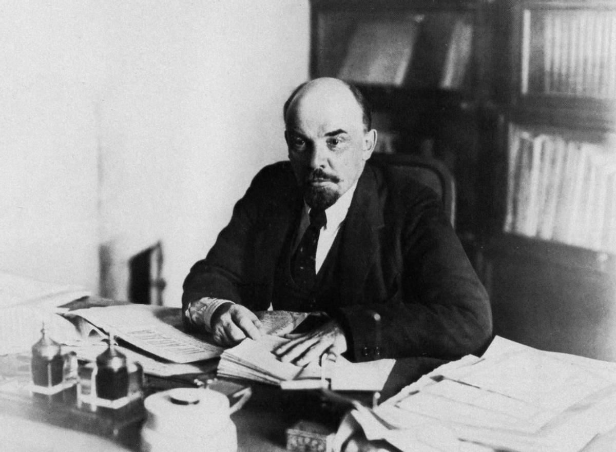 列宁逝世后，斯大林对他貌美的妻子，下了一个残忍的命令。列宁去世以后，他的妻子孤苦