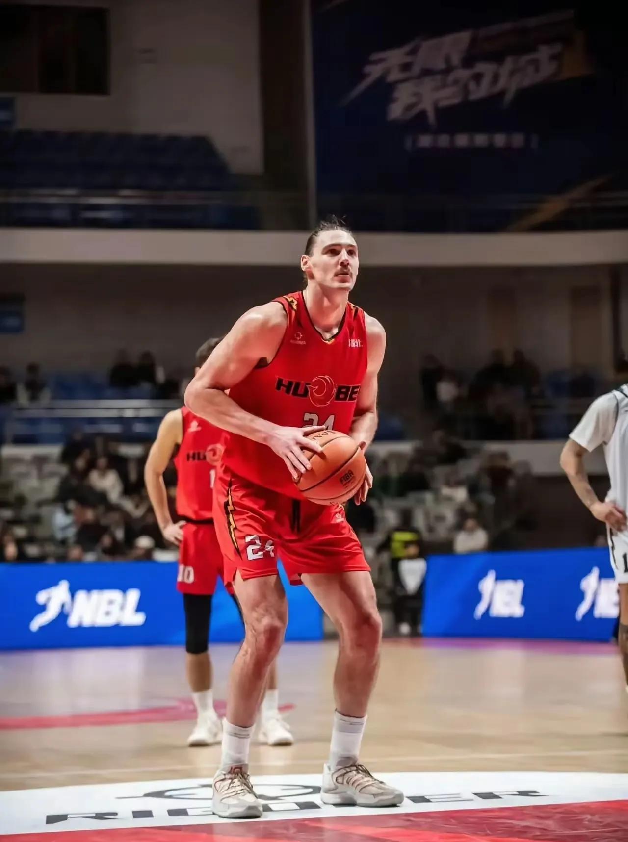 斯蒂尔和琼斯场上表现差距大不大1.速度：斯蒂尔胜，比琼斯移动快一些。2.力量