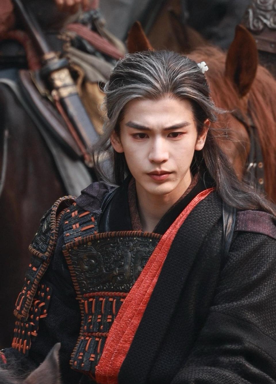 张凌赫团队开始发力了开始营销素颜、营销天选电竞男主，估计想扭转下“粉底液将军