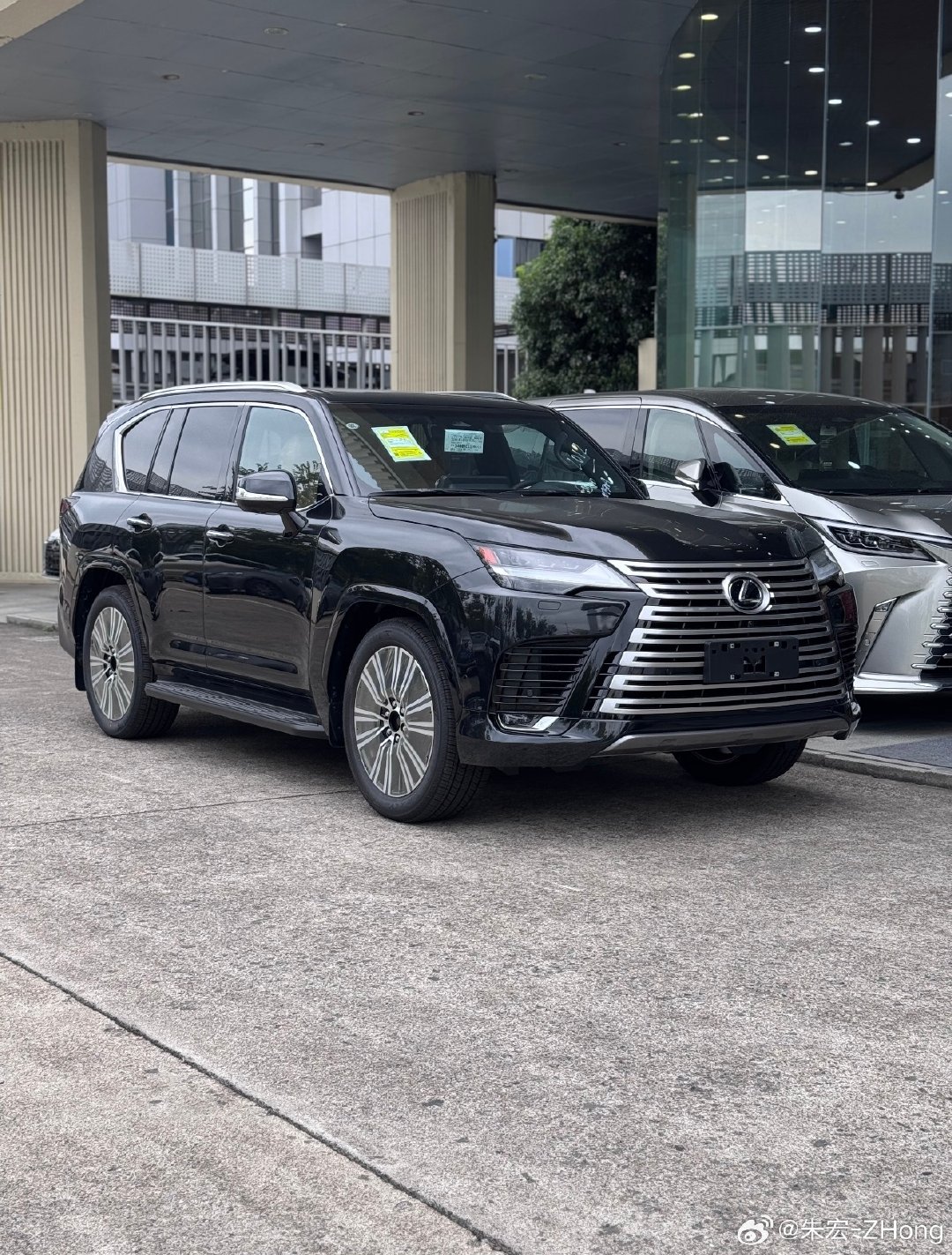 雷克萨斯LX700h现在优惠9.5万了还含豪车税125.5万这个价格比库存三年的LX600平行进口便
