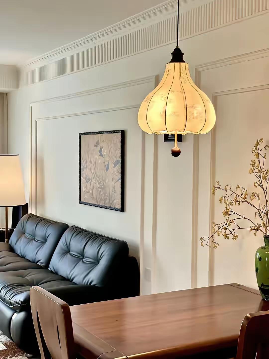 我卖个小房子，被一个离婚的年轻女子买了。我是花了12万买的，过了六年，赔了一大半