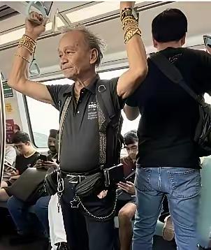有钱人的气质和爱好果然不一样！这位大叔身价不菲，雇个司机开个豪车应该不是问题，但