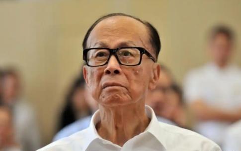 1996年，张子强绑架李嘉诚的儿子李泽钜，拿到了10亿的赎金，接着张子强的手下提