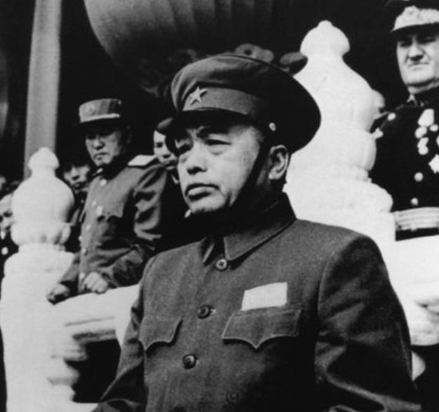 1955年，全军大授衔之前，彭老总跟陈赓两人却因为授衔的问题吵了起来，期间，彭德