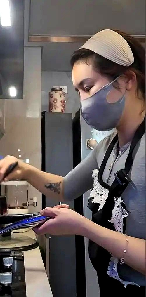杭州90后小姐姐穿瑜伽裤上门做饭，月入两万。这新闻一出，炸了锅。有人说，穿啥是个