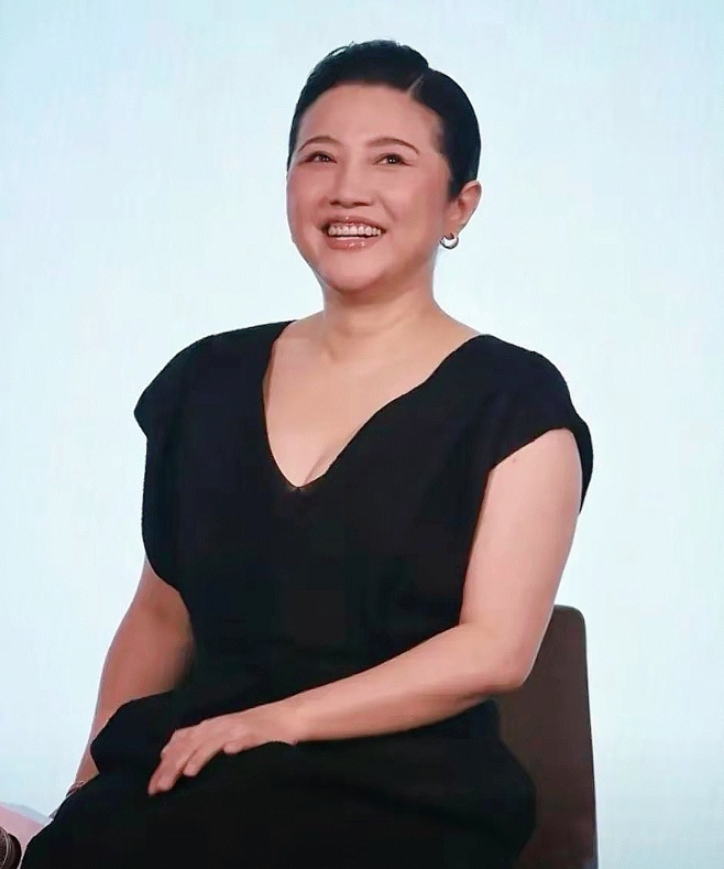 74岁的张纪中估计现在后槽牙都要咬碎了没想到，52岁的颜丙燕找了一个比自己小