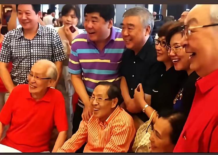 几位相声前辈聚会旧照：我只认出了前排戴着眼镜、略显清瘦的常宝霆与常宝华，还有穿着