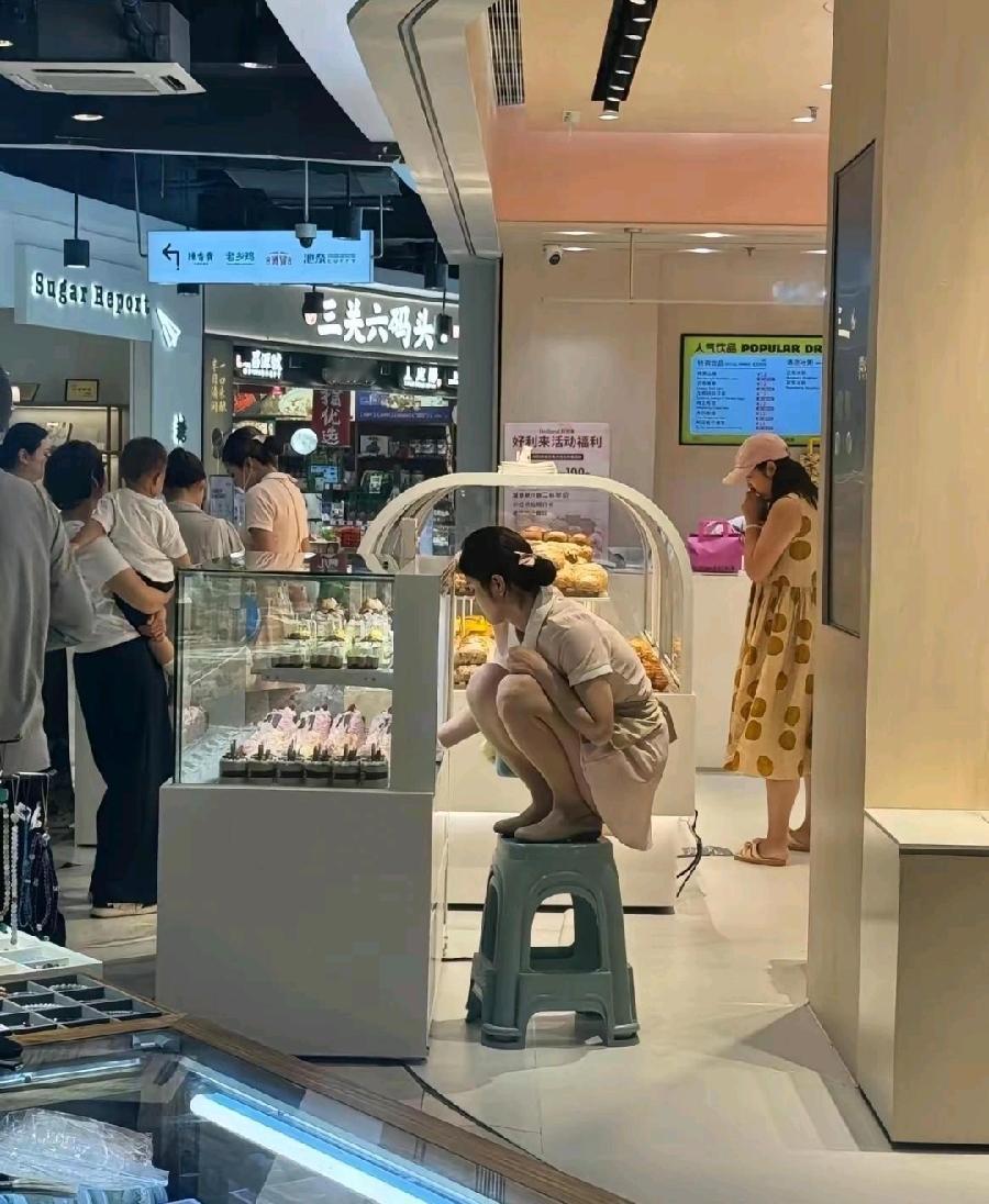 这样蹲在凳子上摆商品是有什么说法吗？对提高销量有帮助吗？