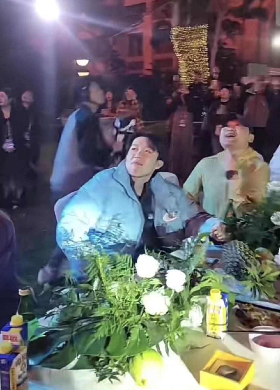 王楚钦今晚参加海口亚洲杯欢迎晚宴，现场燃放烟花，给大家很大惊喜。王楚钦也是赶紧