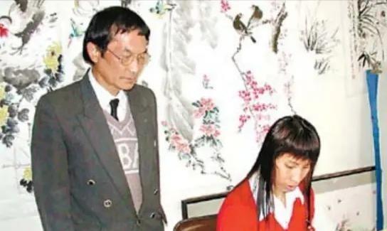1995年，东莞市殡仪馆内送来了一具已经开始发臭的女尸。火化工人何亚胜正准备把她