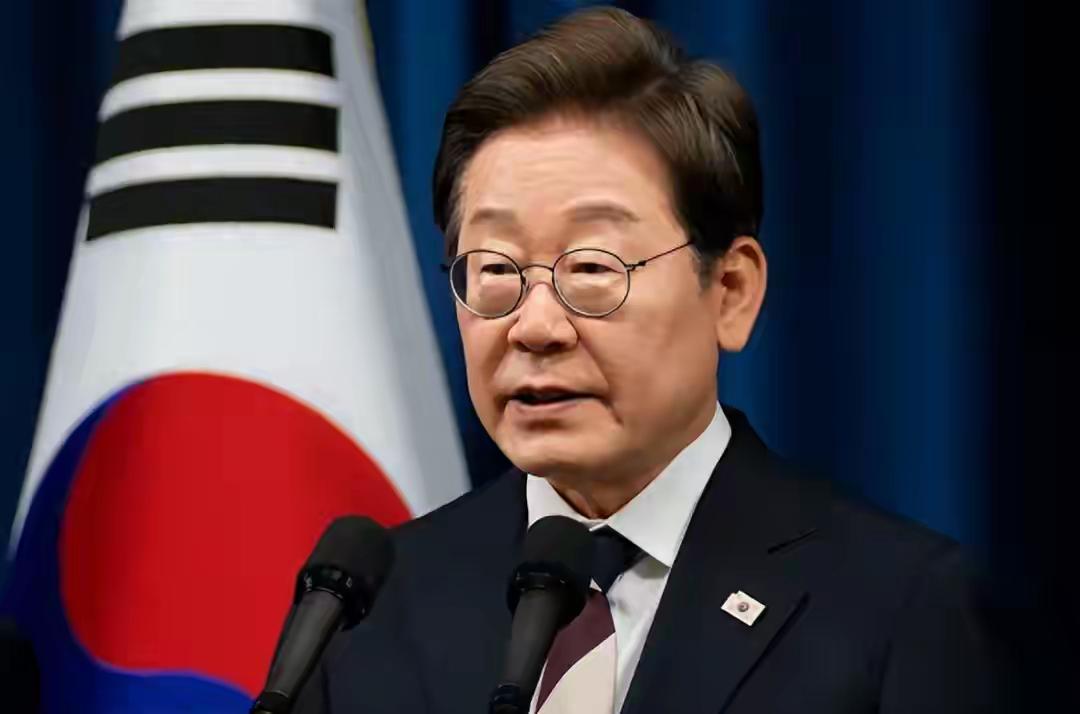 李在明上台后发出感慨，激怒中国的代价，韩国人根本承受不住李在明站在那庄严的讲台