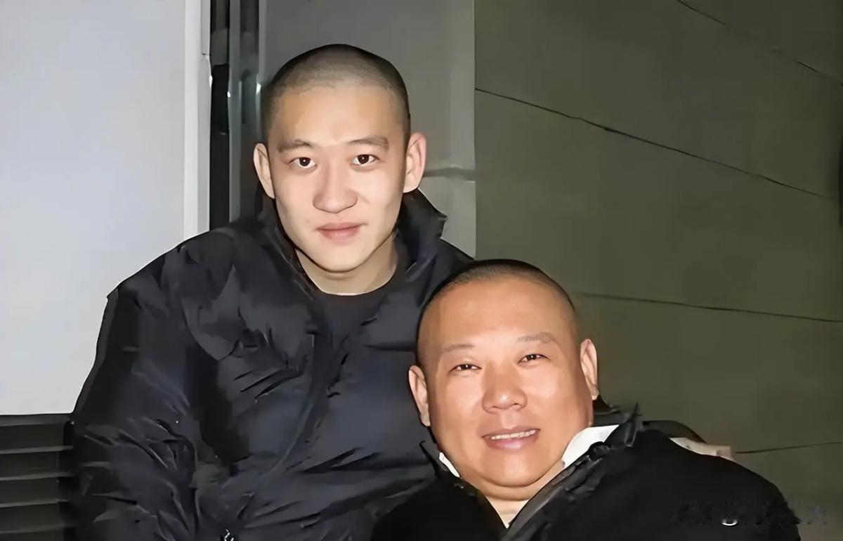 2010年，曹云金出走德云社，带走了19岁的烧饼。曹云金说:“德云社称收徒弟不收