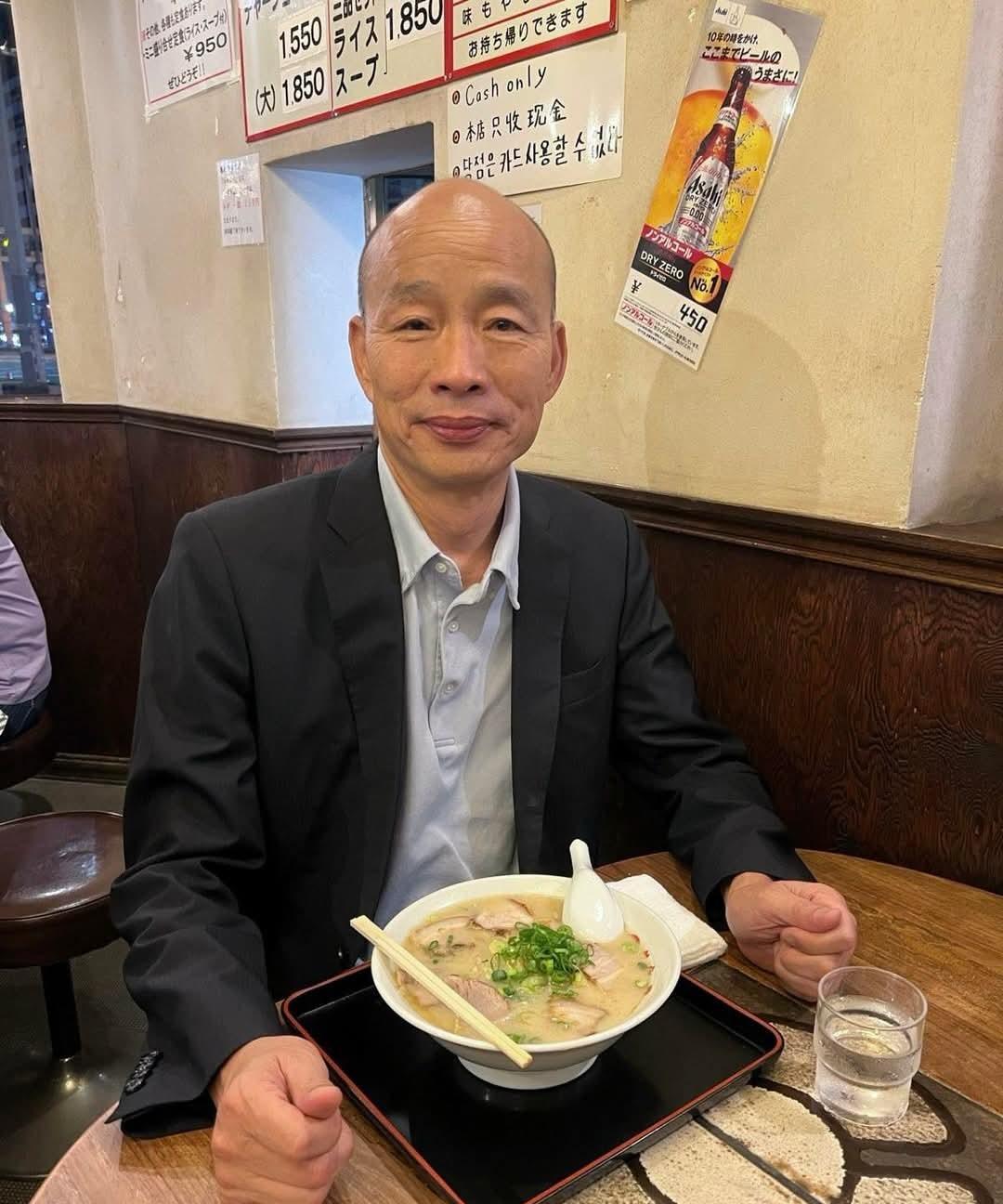 韩国瑜窜访日本！秀简餐博亲民！这两天，台湾省“立法院”头头韩国瑜率领蓝绿白民代