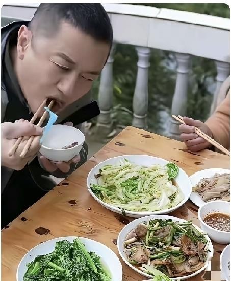 有图有真相，但也得看全：李亚鹏那桌，白菜、青菜、花菜，荤的也就几片回锅肉配葱蒜，低头吃，不酒不饮，碗